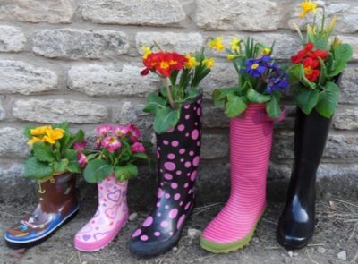 Pat de flori din pantofi pentru copii