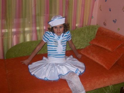 Costumul lui Sailor pentru ca o fată să coasă cu mâinile