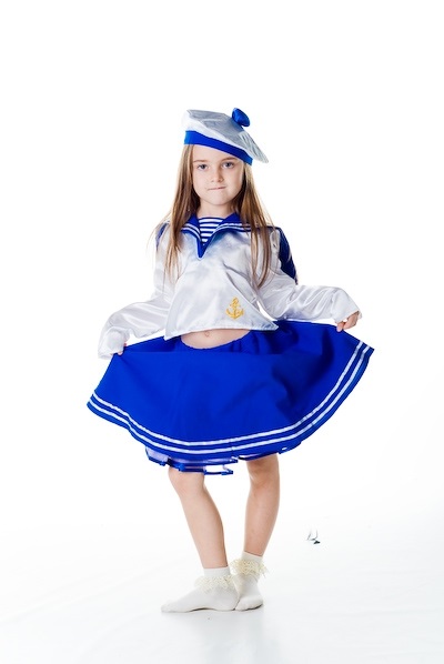 Costumul lui Sailor pentru ca o fată să coasă cu mâinile