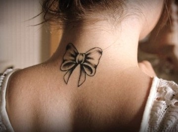 Tatuaj gât frumos pentru fete