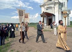 Кой друг, ако свещеникът, изпълва храма