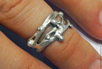 Facem un inel deschis din argilă argintată, care curge din argint