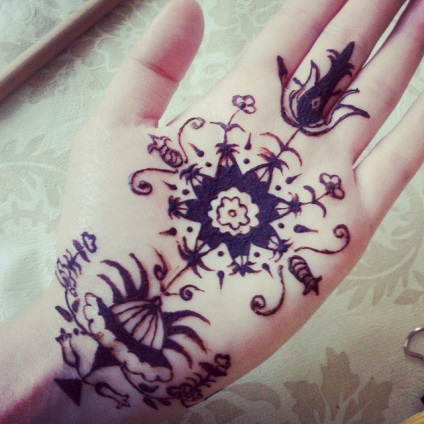 Maestrul de pictură henna mehendi ca o modalitate de a-ți portretiza sentimentele și gândurile