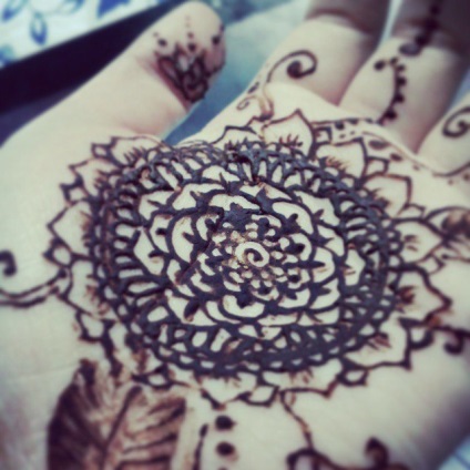 Maestrul de pictură henna mehendi ca o modalitate de a-ți portretiza sentimentele și gândurile