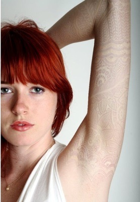 Noua tendință de moda și stil de tatuaj alb de cerneală de grup