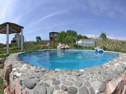Cu fața spre piscină cu piatră naturală - marmură, granit