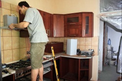 Renovarea fațadelor bucătăriei cu mâinile lor este ușoară și simplă