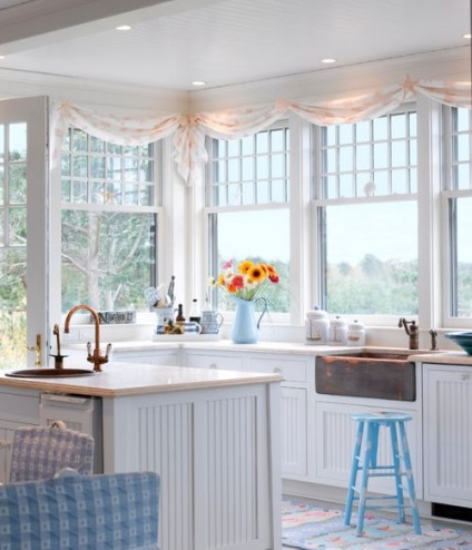 Planurile de design pentru bucătărie au opțiuni și idei de proiectare cu fereastră și jaluzele