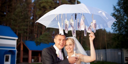 Cadou original din bani pentru o nuntă la o fotografie de cuplu nou-căsătorit