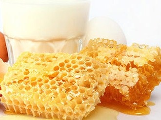 Luminarea părului cu produse naturale de miere și scorțișoară, lamaie, mușețel, chefir, sifon