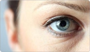 A szem alatti duzzanat okoz és kezelést