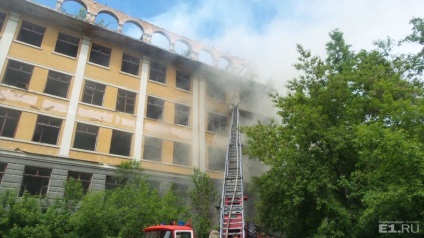 Az első személytől a mentők eltávolították a tüzet és a sebesültek evakuálását egy elhagyatott kórházban egy zöldövezetben