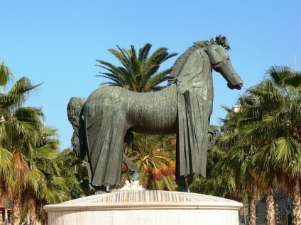 Monumentul eroului proverbului - un cal în haina, o bibliotecă a orașului n