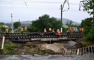 Az árvíz elárasztotta a falut Primorye déli részén, és vasút nélkül elhagyta a régiót - baleset