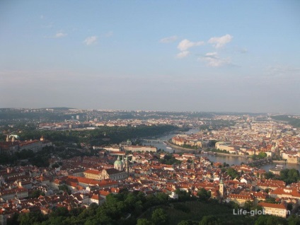 Dealul Petršinský din Praga - Funicularul Turnului cu vedere la Petrin