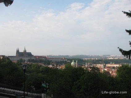 Dealul Petršinský din Praga - Funicularul Turnului cu vedere la Petrin