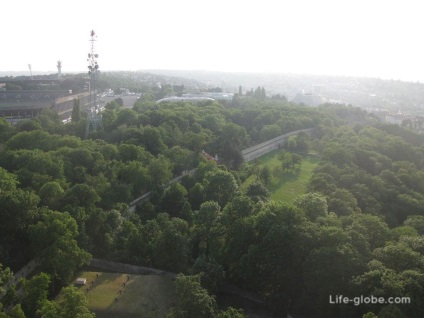 Dealul Petršinský din Praga - Funicularul Turnului cu vedere la Petrin