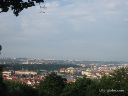 Dealul Petršinský din Praga - Funicularul Turnului cu vedere la Petrin