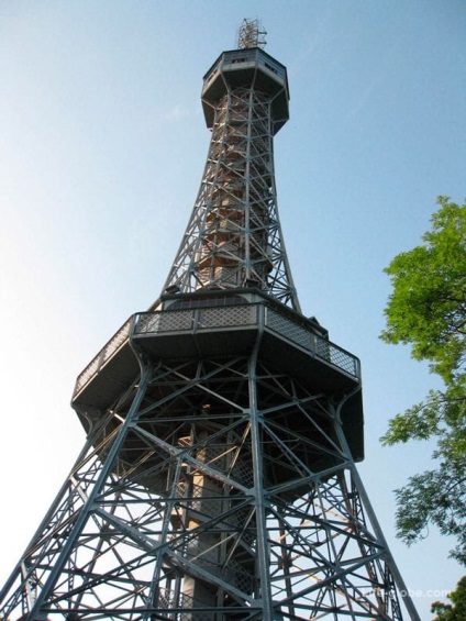 Dealul Petršinský din Praga - Funicularul Turnului cu vedere la Petrin