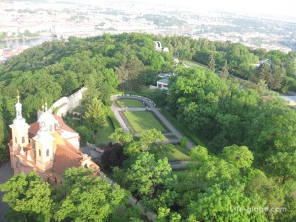 Dealul Petršinský din Praga - Funicularul Turnului cu vedere la Petrin