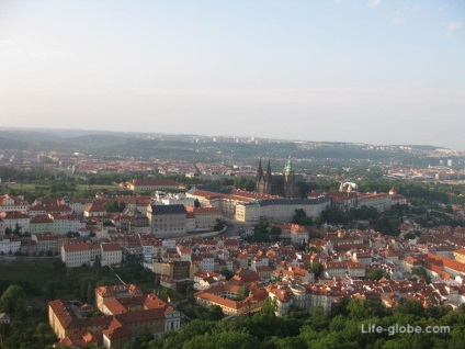 Dealul Petršinský din Praga - Funicularul Turnului cu vedere la Petrin