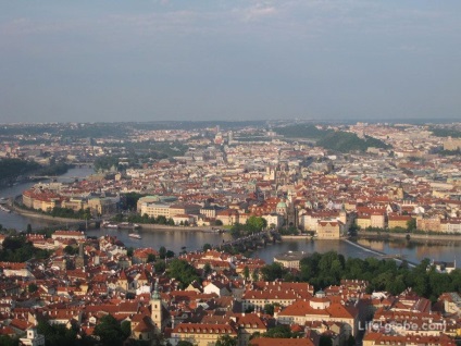 Dealul Petršinský din Praga - Funicularul Turnului cu vedere la Petrin