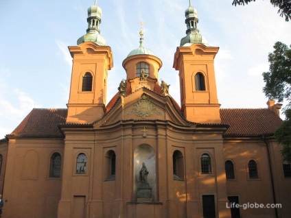 Dealul Petršinský din Praga - Funicularul Turnului cu vedere la Petrin