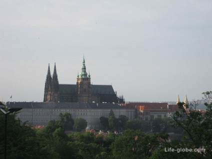 Dealul Petršinský din Praga - Funicularul Turnului cu vedere la Petrin