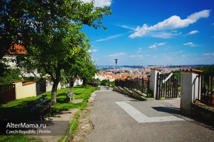 Podul Petrshin din Praga și Turnul Petrin din Praga