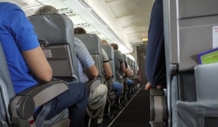 De ce întotdeauna arunc înapoi scaunul în avion