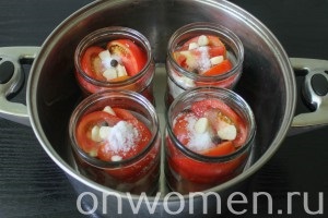 Tomate felii cu ceapa si unt pentru reteta de iarna cu o fotografie pas cu pas