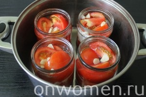 Tomate felii cu ceapa si unt pentru reteta de iarna cu o fotografie pas cu pas