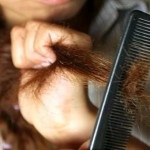 A frizurája az oldalán közepes hajra egy fotóval