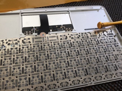 Repararea și înlocuirea tastaturilor MacBook inundate