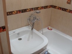 Repararea băii cu instalarea cabinei de duș
