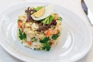 Saláta olivier - egy ismerős étel sokoldalúsága és sokoldalúsága