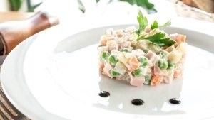 Saláta olivier - egy ismerős étel sokoldalúsága és sokoldalúsága