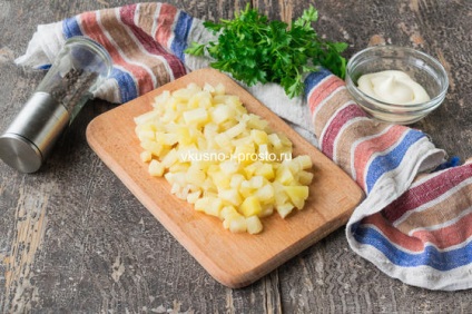 Salată cu pui, ananas și brânză