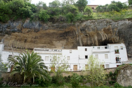 Setenil de las Bodegas este un oraș zdrobit de pietre