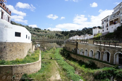 Setenil de las Bodegas este un oraș zdrobit de pietre