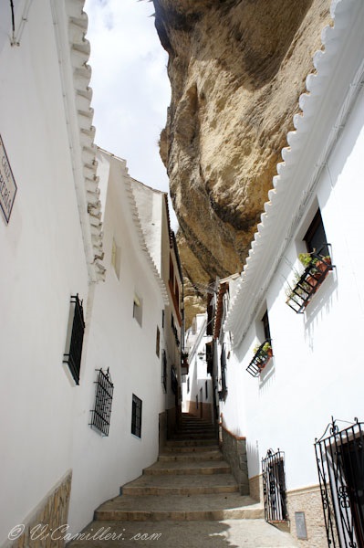 Setenil de las Bodegas este un oraș zdrobit de pietre