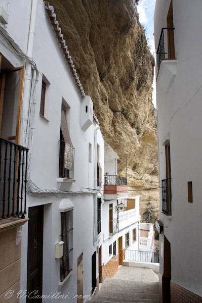 Setenil de las Bodegas este un oraș zdrobit de pietre