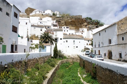 Setenil de las Bodegas este un oraș zdrobit de pietre