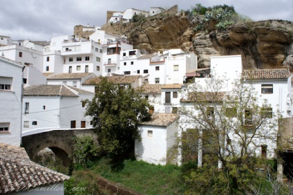 Setenil de las Bodegas este un oraș zdrobit de pietre