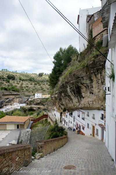 Setenil de las Bodegas este un oraș zdrobit de pietre