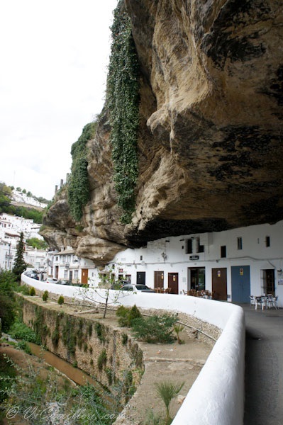 Setenil de las Bodegas este un oraș zdrobit de pietre