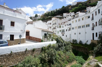 Setenil de las Bodegas este un oraș zdrobit de pietre