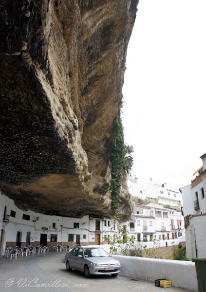 Setenil de las Bodegas este un oraș zdrobit de pietre