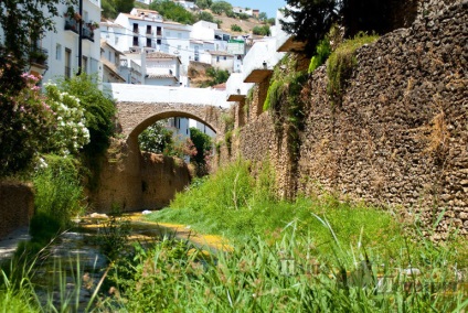 Setenil de las Bodegas - un oraș cu acoperișuri de la pietre