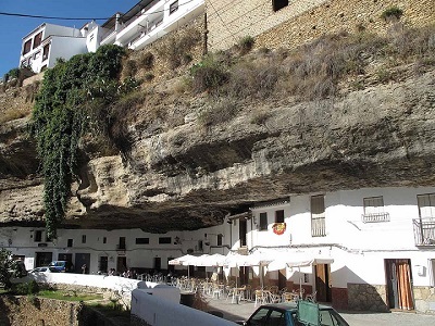 Setenil de las Bodegas este un oraș în stânci